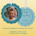 Adorno De Papel Feliz Navidad agregar foto nombre de familia azul<br><div class="desc">Personalice esta tarjeta de ornamento de 'Feliz Navidad' con una foto en la parte delantera y su apellido en la parte posterior. Viene con una cinta para colgar,  haciéndolos fáciles de mostrar y disfrutar. Azul y blanco.</div>