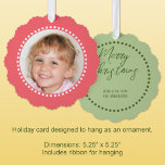 Adorno De Papel Feliz Navidad agregar foto nombre de familia rosa<br><div class="desc">Personalice esta tarjeta de ornamento de 'Feliz Navidad' con una foto en la parte delantera y su apellido en la parte posterior. Viene con una cinta para colgar,  haciéndolos fáciles de mostrar y disfrutar. Rosa y verde.</div>