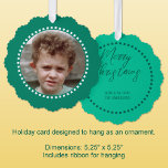 Adorno De Papel Feliz Navidad agregar foto nombre de familia verde<br><div class="desc">Personalice esta tarjeta de ornamento de 'Feliz Navidad' con una foto en la parte delantera y su apellido en la parte posterior. Viene con una cinta para colgar,  haciéndolos fáciles de mostrar y disfrutar. Verde y blanco.</div>