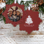 Adorno De Papel Festividad de nieve blanca roja Feliz Navidad<br><div class="desc">Tu foto familiar favorita contra un rojo festivo con un patrón de fondo de nieve blanca. Feliz Navidad en un guión moderno de caligrafía sólo el toque para un regalo único y mantener todos sus mejores deseos durante esta temporada navideña.</div>