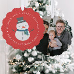 Adorno De Papel Festividad fotográfica de Snowman, amigos de invie<br><div class="desc">Envíe saludos festivos con un Navidad, manténgase atento a que sus amigos y familia apreciarán durante años. La tarjeta de adorno de papel muestra a un lindo personalizado de muñeco de nieve con un sombrero superior y una bufanda de fondo rojo. Personalice la tarjeta con el saludo de su personalizado...</div>