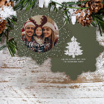 Adorno De Papel Festividad Verde Nieve Blanca Feliz Navidad Foto<br><div class="desc">Tu foto familiar favorita contra un verde festivo con un patrón de fondo de nieve blanco. Feliz Navidad en un guión moderno de caligrafía sólo el toque para un regalo único y mantener todos sus mejores deseos durante esta temporada navideña.</div>