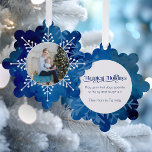 Adorno De Papel Festosos copos de nieve en la foto del cielo azul<br><div class="desc">Diseño de vacaciones moderno muy llamativo con copo de nieve blanco con plantilla de fotos redondeadas en un cielo nocturno azul intenso. En la parte posterior se muestra el fondo del cielo de invierno complementario,  la tipografía decorativa "Happy Holidays" y los campos de texto editables.</div>