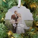 Adorno De Papel Flechas de corazón Primera Navidad Sr. Mrs Photo<br><div class="desc">Encantador adorno navideño para recién casados personalizado con una foto a cada lado. Mr & Mrs. está escrito en un guión de pincel de bonito sobre dos flechas que apuntan a un corazón en una mirada dibujada a mano con el año bajo.</div>