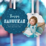 Adorno De Papel Foto azul Happy Hanukkah Typography Star of David<br><div class="desc">"Feliz Hanukkah". Siente el calor y la alegría de la temporada de vacaciones mientras inicia el festival de las luces con esta juguetona tarjeta adornada de papel de sake. Tipografía divertida, caprichosa y artesanal junto con un patrón al azar de Star of David en azul polvoriento claro se superponen a...</div>