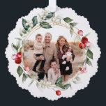 Adorno De Papel Foto de la familia Winter Berry<br><div class="desc">Esta tarjeta de adorno navideño familiar tiene una hermosa acuarela de bayas y follaje que rodea tu foto. En la parte de atrás hay un texto que dice "Deseándote paz y felicidad a estos Navidades. Puedes personalizar con tus nombres y el año.</div>
