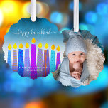 Adorno De Papel Foto turquesa Hanukkah Menorah Velas modernas<br><div class="desc">"Feliz Hanukkah". Un ilustracion juguetón, moderno y artístico de velas de patrón boho y escritura caligráfica manuscrita te ayuda a inaugurar la festividad de Hanukkah con estilo. Las velas de boho azul variado con motivos de Relieve metalizado falsos coloridos superponen un gradiente turquesa al fondo texturado blanco en la parte...</div>