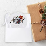Adorno De Papel Foto única de navidad de alegría<br><div class="desc">Un diseño limpio y simple pero festivo con una foto insertada en la palabra JOY contra bayas muy alegres. Este ornamento fotográfico se personaliza fácilmente con tu personalización en el frente y en la parte posterior. ¡Un regalo y un placer ideales para estas vacaciones de Navidades!</div>