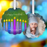 Adorno De Papel Foto Verde Hanukkah Menorah Velas modernas Boho<br><div class="desc">"Feliz Hanukkah". Un ilustracion juguetón, moderno y artístico de velas de patrón boho y escritura caligráfica manuscrita te ayuda a inaugurar la festividad de Hanukkah con estilo. Las variadas velas azules de boho con coloridos estampados de Relieve metalizado falso dominan un rico fondo verde texturado en el frente. Tu foto...</div>