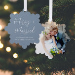 Adorno De Papel Fotos de Boda casada con Feliz Navidad Azul Dusty<br><div class="desc">La moderna tarjeta azul polvorienta de bienvenida y la invitación boda que también es un adorno de árbol de keepsake. La parte delantera incluye "Merry and Married" en un guión blanco de moda y tu nombre de casado en una tipografía blanca simple. Tu foto favorita del día de la boda...</div>