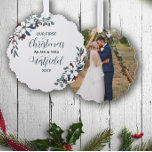 Adorno De Papel Hermosas Navidades Florals Primera Navidad casada<br><div class="desc">Primera Navidad como adorno de Mr. & Mrs. Christmas personalizado con su foto de boda por un lado y por el otro su apellido compartido con el año enmarcado por bonitos de flores de Navidades en blanco,  rojo,  azul y verde.</div>