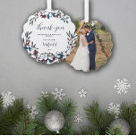 Adorno De Papel Hermosos Navidades Florals Boda Gracias<br><div class="desc">Bonitos Navidades boda gracias ornamento personalizado con su foto boda por un lado y por el otro su apellido compartido con el año enmarcado por bonitos de Navidades flores en blanco, rojo, azul y verde por el otro lado. Gracias bodas invitados por compartir tu día especial con un bonito floral...</div>