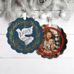 Adorno De Papel Ilustración de Wreath, signo de paz sobre la Tierr<br><div class="desc">Los ornamentos de tarjetas de navidades finalmente están aquí; crea un keepsake con la letra original y el ilustracion de una paloma, una corona de señas de paz y una foto con texto en la parte posterior para enviar un correo a tus seres queridos; el color del fondo es editable...</div>