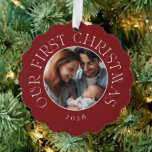 Adorno De Papel La primera fiesta navideña del bebé, foto de la fa<br><div class="desc">Primera tarjeta de ornamento de fotografía de la familia roja festiva navideña del bebé que se utiliza como tarjeta de invitación de recién nacido,  decoración de árboles de navidad o etiqueta de regalo.</div>