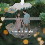 Adorno De Papel Merry y Bright | Foto de pareja de Navidades moder<br><div class="desc">Un elegante y moderno ornamento de fotos de vacaciones con una audaz tipografía retro que cita "alegre y brillante" en blanco. El saludo, el nombre y el año se pueden personalizar fácilmente para un toque personal. Un diseño moderno, minimalista y contemporáneo que destaca en estas vacaciones. La imagen que se...</div>
