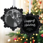 Adorno De Papel Modernos y elegantes Navidades de fotografía Purpu<br><div class="desc">Estas maravillosas tarjetas de adorno de papel presentan un elegante fondo falso negro purpurina. En la parte delantera de la tarjeta hay una forma simple de foto redonda. En la parte posterior hay un saludo de script EDITABLE en blanco con el texto en una fuente serif clásica. Estos ornamentos hacen...</div>