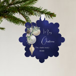 Adorno De Papel Navidades de baubles blancos dorados<br><div class="desc">Un fondo azul marino,  de color desigual. Decorada con baudias blancas y doradas,  con un poco de vegetación y un cono de pino. Personaliza y agrega tu nombre,  año. Texto: Feliz Navidad</div>