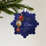 Adorno De Papel Navidades de baudias azules rojas<br><div class="desc">Un fondo azul marino,  de color desigual. Decorada con baudias rojas y doradas,  con un poco de vegetación y un cono de pino. Personaliza y agrega tu nombre,  año. Texto: Feliz Navidad</div>