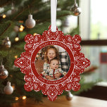 Adorno De Papel Navidades de copo de nieve, foto redonda roja<br><div class="desc">Los ornamentos de tarjetas de navidades finalmente están aquí; cree un keepsake con fotos y texto para enviar por correo a sus seres queridos; el color del patrón de copo de nieve y el fondo son editables</div>