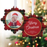 Adorno De Papel Navidades de fotografía clásicos y elegantes Red T<br><div class="desc">Estas maravillosas tarjetas de adorno de papel presentan un fondo clásico rojo tartán / plaid. En la parte delantera de la tarjeta hay una forma simple de foto redonda. En la parte posterior hay un saludo de script EDITABLE en blanco con el texto en una fuente serif clásica. Estos ornamentos...</div>