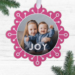Adorno De Papel Navidades de fotografía de la alegría del audaz y<br><div class="desc">¡Envíe saludos únicos de vacaciones con estas divertidas tarjetas de Navidades de fotos que se doblan como adornos o grandes etiquetas de regalo! Presentan un diseño simple de copos de nieve, una tipografía moderna que lee JOY, y una plantilla de fotos en forma de círculo sobre un fondo rosa brillante....</div>