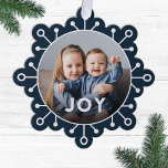 Adorno De Papel Navidades de fotografía de la alegría del copo de<br><div class="desc">¡Envíe saludos únicos de vacaciones con estas divertidas tarjetas de Navidades de fotos que se doblan como adornos o grandes etiquetas de regalo! Presentan un diseño simple de copos de nieve, una tipografía moderna que lee JOY, y una plantilla con forma de círculo sobre un fondo azul marino oscuro. Un...</div>