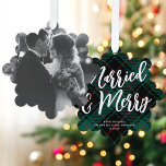 Adorno De Papel Navidades de fotografía grande, casados y con guio<br><div class="desc">Estas tarjetas de adorno de papel festivo incluyen una foto grande en la parte delantera de la tarjeta. En la parte trasera hay un acogedor fondo verde y negro, un gran saludo de guiones EDITABLE en blanco y tu texto en una fuente serif clásica. Estos ornamentos hacen una fabulosa tarjeta...</div>