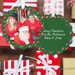 Adorno De Papel Navidades de fotografía: Papel verde de Santa Cand<br><div class="desc">Tarjeta de Ornamento de Papel de Saludo de Santa Personalizado,  Navidades de fotografía familiares. Fondo verde con latas de caramelo y patrón de regalos envueltos. ⭐ PERSONALIZAR esta plantilla para agregar su foto y mensaje en la parte posterior. ⭐</div>