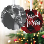 Adorno De Papel Navidades de fotos de color rojo casados y con esc<br><div class="desc">Estas tarjetas de adorno de papel festivo incluyen una foto grande en la parte delantera de la tarjeta. En la parte trasera hay un acogedor fondo rojo y negro, un gran saludo de guiones EDITABLE en blanco y tu texto en una fuente serif clásica. Estos ornamentos hacen una fabulosa tarjeta...</div>