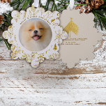 Adorno De Papel Navidades de oro Mascota de flores Primera foto de<br><div class="desc">Dejen que una ráfaga festiva de Navidades de oro rodee la foto de su mascota favorito esta temporada navideña. Delante y detrás de esta tarjeta de ornamento de papel, de fácil personalizar, con sus datos personales, para enviar los saludos de vacaciones perfectos y un regalo único para ti, familia y...</div>