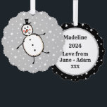 Adorno De Papel Navidades de Snowman personalizados<br><div class="desc">Esta tarjeta de Navidades personalizada incluye el personaje Snowman de la tripulación de Navidades.</div>