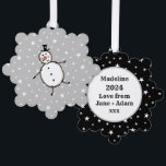 Adorno De Papel Navidades de Snowman personalizados<br><div class="desc">Esta tarjeta de Navidades personalizada incluye el personaje Snowman de la tripulación de Navidades.</div>