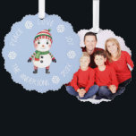 Adorno De Papel Navidades de Snowman por la paz aman la alegría la<br><div class="desc">Un diseño de Navidades: un lindo muñeco de nieve con pañuelo de punto, rojo y verde rayado y gorra, sobre fondo azul claro, rodeado de texto arqueado con copos de nieve blancos entre las palabras. El mensaje de arriba es Peace Love Joy, abajo está el nombre y el año. En...</div>