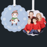 Adorno De Papel Navidades de Snowman por la paz aman la alegría la<br><div class="desc">Un diseño de Navidades: un lindo muñeco de nieve con pañuelo de punto, rojo y verde rayado y gorra, sobre fondo azul claro, rodeado de texto arqueado con copos de nieve blancos entre las palabras. El mensaje de arriba es Peace Love Joy, abajo está el nombre y el año. En...</div>