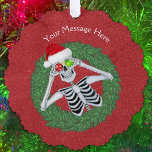 Adorno De Papel Navidades divertidos esqueleto sosteniendo ornamen<br><div class="desc">Esta tarjeta de adorno colgante tiene un divertido esqueleto sosteniendo a sus ojos brillantes bolas de adorno navideño dentro de una corona de pino con un sombrero de Santa sobre un fondo rojo festivo. Personalizar el texto con las plantillas en la parte delantera y posterior.</div>