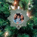 Adorno De Papel Navidades familia foto cono blanco pino<br><div class="desc">Personaliza y agrega tu propia foto familiar. Un entorno verde salado decorado con un cono y un pinar. Añade tu apellido y año.</div>