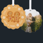 Adorno De Papel Navidades Gingerbread Pareja Foto Snowflakes Cute<br><div class="desc">Un diseño de Navidades: un par de lindas figuras de pan de jengibre -un hombre y una mujer de jengibre- cogidos de la mano, sobre fondo marrón claro, rodeados de texto arcaico con copos de nieve blancos entre las palabras. El mensaje de arriba es Peace Love Joy, abajo están los...</div>