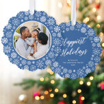 Adorno De Papel Navidades modernos y elegantes de fotografía con c<br><div class="desc">Estas maravillosas tarjetas de adorno de papel presentan un elegante fondo azul con copos de nieve blancos y un recorte de fotos redondo. En la parte posterior de la tarjeta hay un saludo de script EDITABLE con el texto en una fuente serif clásica. Estos ornamentos hacen una fabulosa tarjeta de...</div>