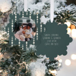 Adorno De Papel Personalizado de fotos Navidades personalizados<br><div class="desc">Añade tu propia foto y texto a esta tarjeta de adorno colgante de personalizable.. ideal para Navidades o cualquier otro evento / ocasión .. personalizado para satisfacer tus necesidades .. diseñado en un moderno patrón verde con un lugar para tu fotografía y tu saludo al dorso. Cuelga tarjetas de ornamento...</div>