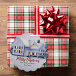 Adorno De Papel Personalizado Winter Real Estate Company Snowy Hom<br><div class="desc">Esta hermosa etiqueta de personalizado inmobiliario de vacaciones es perfecta para una compañía de propiedades inmobiliarias situada en el norte. La preciosa nieve blanca bordea los árboles y la casa en esta fotografía de invierno. Un inmobiliario puede mantener la Feliz Navidad en un guión rojo y verde o personalizar con...</div>