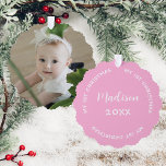 Adorno De Papel Primer nombre de Navidad y Pastel de fotografía pa<br><div class="desc">La primera tarjeta de adorno de árbol de navidad de este bebé hace un lindo recuerdo para tu hija. Añade tu foto favorita al frente. En la espalda está su nombre y año. Cuelga en el árbol o usa como una etiqueta especial de regalo personalizada. Para cambiar el texto y...</div>