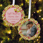 Adorno De Papel Primera Navidad Casados De Pink Red Fun Couples Fo<br><div class="desc">Conmemorar tu primera Navidad como una pareja casada con este hermoso adorno fotográfico con un clásico patrón de hadas y bayas dibujadas a mano en un fondo rosa retro con una foto de un lado y tu texto en la parte posterior.</div>