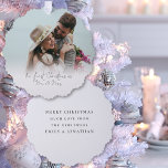 Adorno De Papel Primera Navidad como guión de superposición de fot<br><div class="desc">Primera Navidad como Mr. Mrs. Photo Overlay Script Ornament. Sus primeros Navidades casados son muy especiales, y este práctico ornamento y tarjeta todo en uno, tiene su foto y su primera Navidad como Sr. y Sra. en un guión informal, y su mensaje y nombres en la parte de atrás, listos...</div>