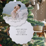 Adorno De Papel Primera Navidad Mr. Mrs. Name Year Photo Overlay<br><div class="desc">Primera Navidad como Mr. Mrs. Fotografía Overlay Nombre Year Script Ornament. Tus primeros Navidades casados son muy especiales, y este práctico adorno y tarjeta todo en uno, tiene tu foto y primera Navidad en un guión informal junto con tu nombre y año casados, y tu mensaje y nombres en la...</div>