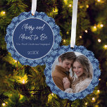 Adorno De Papel Primeras parejas de fotos entrelazadas de Navidad<br><div class="desc">Conmemorar su primera Navidad como una pareja comprometida con este hermoso adorno fotográfico con un clásico patrón de puninsettia dibujado a mano azul y blanca que incluye una foto en un lado y tu texto en la parte posterior.</div>