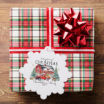 Adorno De Papel Rústico granero de invierno vintage camionero rojo<br><div class="desc">Con hermosos graneros de campo rojos y un camión de granja de color rojo. Añade tu nombre y año al frente y personaliza la parte posterior con tus propias fotos. ¡Estas adorables tarjetas de adorno navideño son tan divertidas de enviar y recibir! Una tarjeta de Navidad para una parte y...</div>