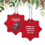 Adorno De Papel Santa está en su Cadillac y está haciendo su lista<br><div class="desc">Celebra la temporada usando nuestra tarjeta de adorno monogramada 'Santa's en su Cadillac y está haciendo su lista—estilo Gangsta'. Con un elegante crucero de gángster Santa en su Cadillac, este diseño festivo se encuentra en un atrevido fondo rojo. Personalizada con un monograma, esta tarjeta de adorno le aporta un toque...</div>