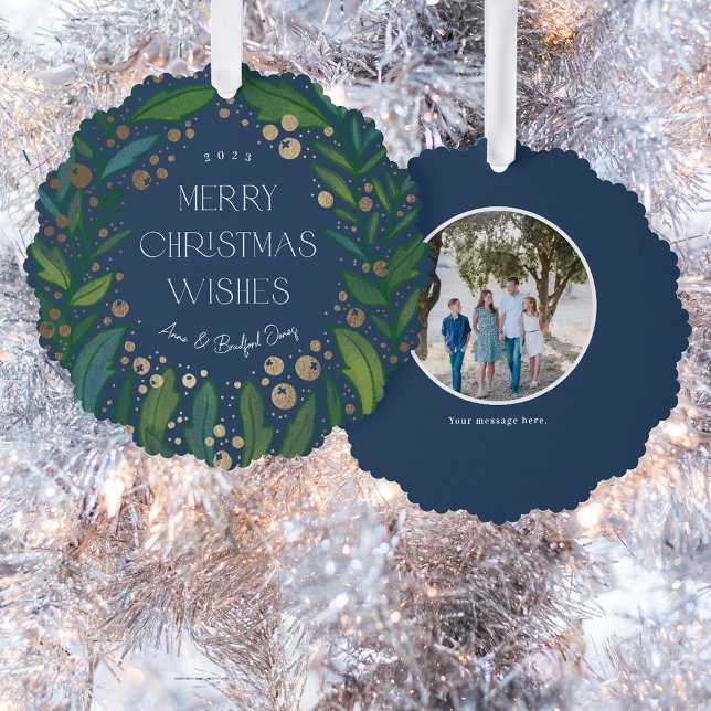 Adorno De Papel Vegetación azul marina Wreath Merry Christmas (navy blue ornament card with faux gold foil berried and green leafy frame around text photo on back)