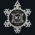 Adorno De Peltre Tipo Copo De Nieve 10.º aniversario del boda en lata<br><div class="desc">Tu décimo aniversario de boda tiene el regalo tradicional de estaño. Este diseño de estilo escudo es un diseño romántico para parejas que celebran 10 años de matrimonio. Si quieres ayuda para personalizar este diseño, por favor contacta conmigo, es un botón de preguntar a este diseñador, justo debajo de este...</div>