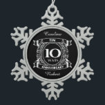 Adorno De Peltre Tipo Copo De Nieve 10.º aniversario del boda en lata<br><div class="desc">Tu décimo aniversario de boda tiene el regalo tradicional de estaño. Este diseño de estilo escudo es un diseño romántico para parejas que celebran 10 años de matrimonio. Si quieres ayuda para personalizar este diseño, por favor contacta conmigo, es un botón de preguntar a este diseñador, justo debajo de este...</div>